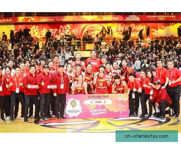 中国女篮锁定世界杯门票合影庆祝